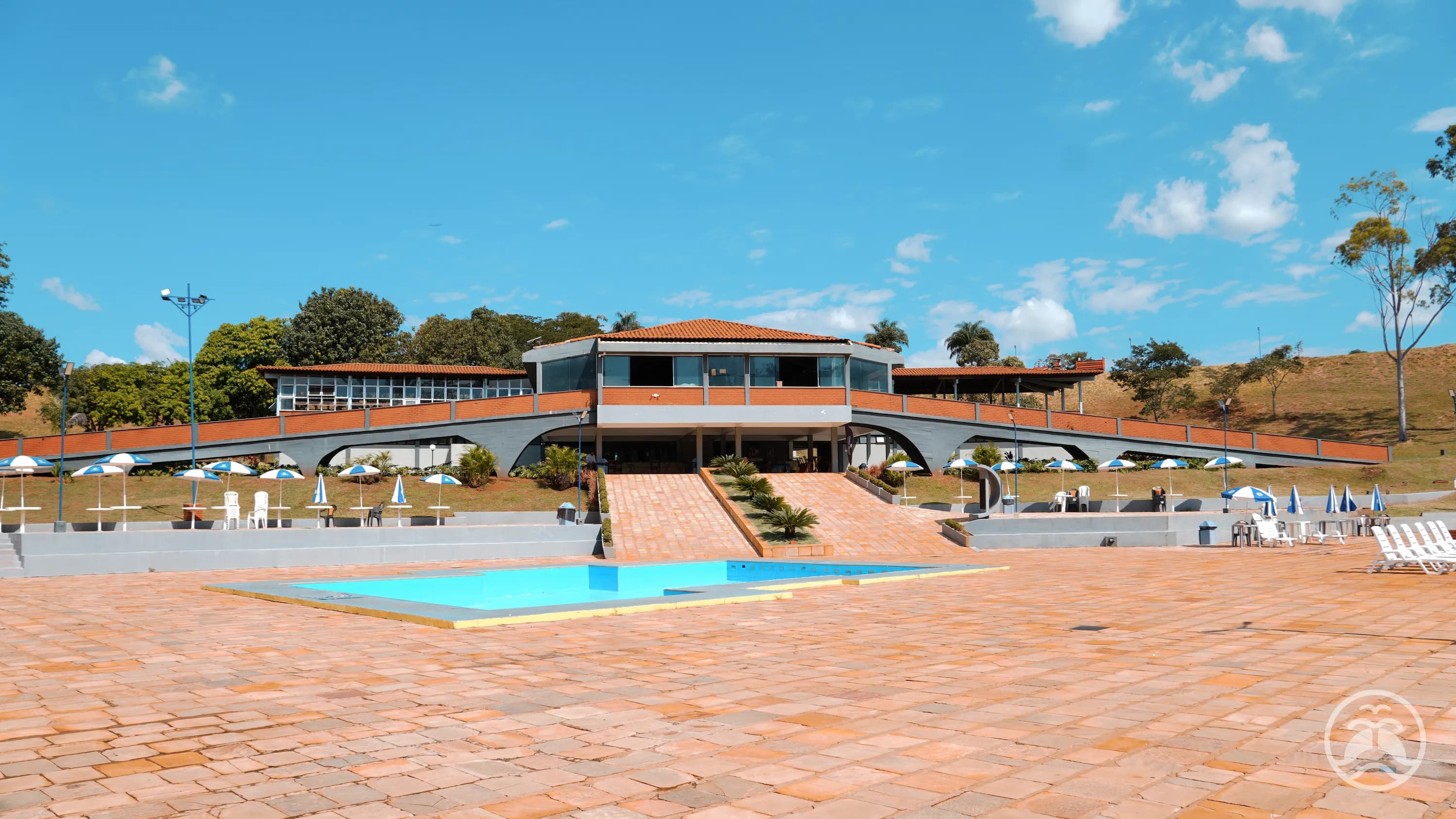 Vista ampla do restaurante junto à piscina olímpica do Itororó Park Club