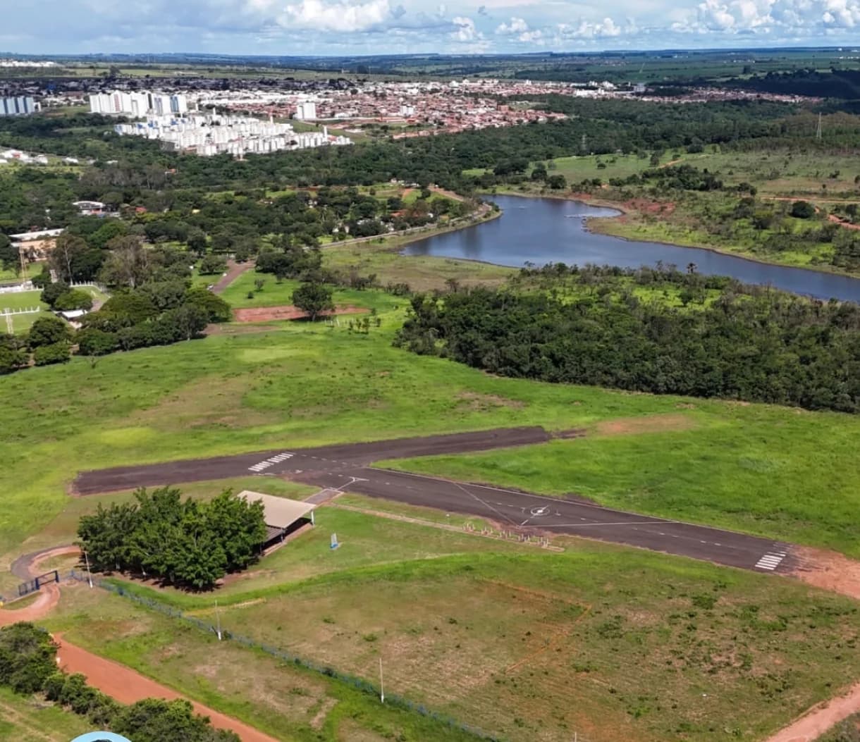 Vista aérea da pista de aeromodelismo do Itororó Park Club com o lago ao fundo