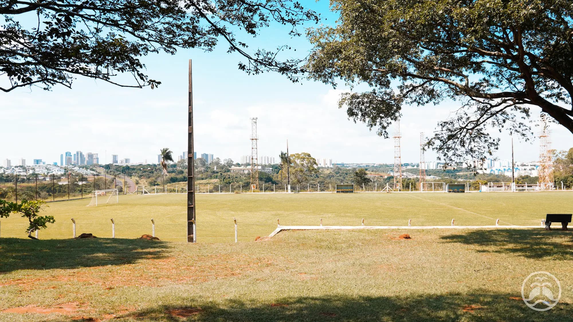 Campo de futebol do Itororó Park Club visto da área sombreada ao redor do gramado
