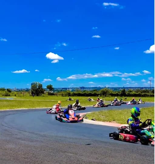 Corrida de kart no kartódromo do Itororó Park Club