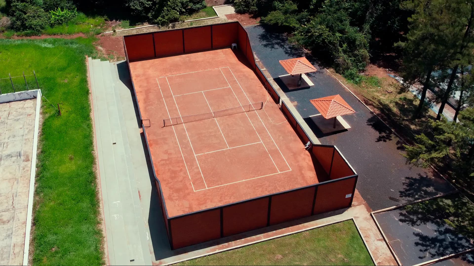 Quadra de tênis do clube em perspectiva aberta