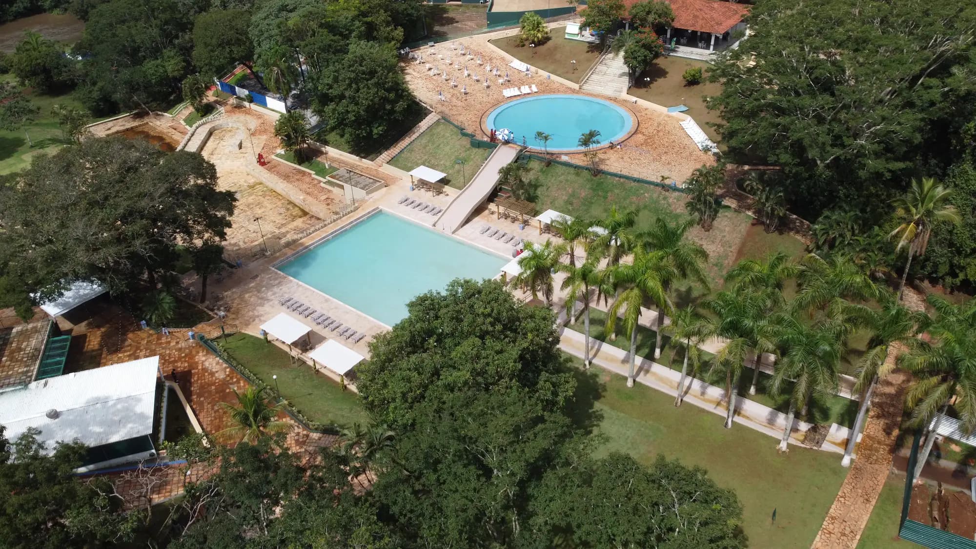 Vista aérea das piscinas e áreas verdes do Itororó Park Club
