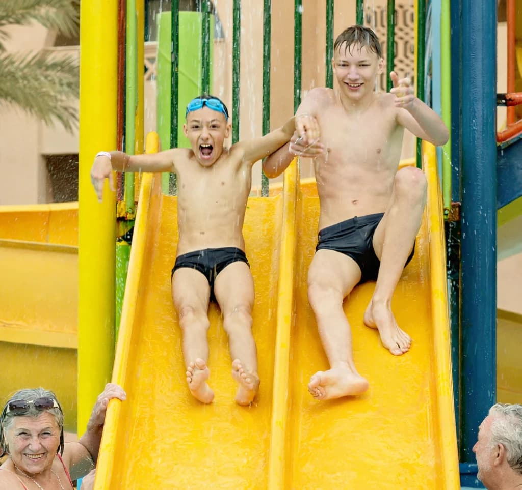 Família aproveitando o espaço aquático e o toboágua do clube.