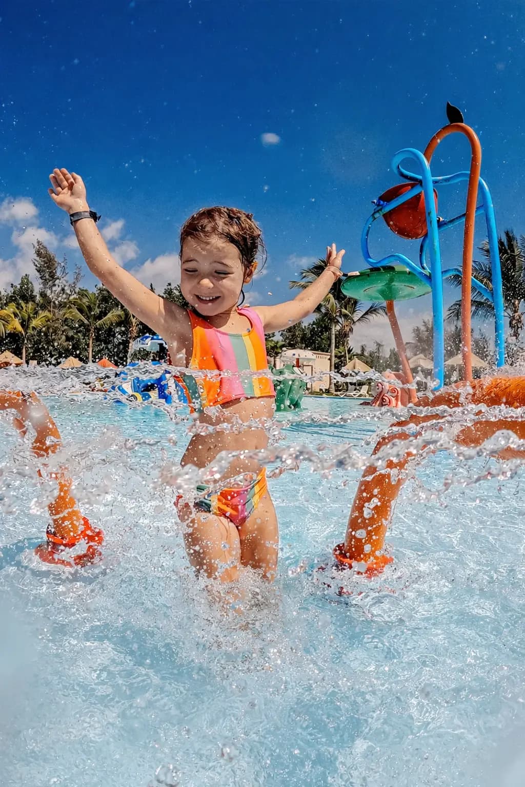 Criança brincando na piscina infantil do Itororó Park Club.